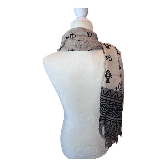 NWT ART STUDIO COMPANY Fish Design Gray Viscose Fringe Scarf - Picture 4 of 9